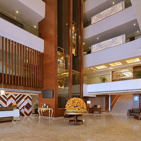 Radisson Chandigarh Zirakpur Buitenkant foto The lobby of the hotel
