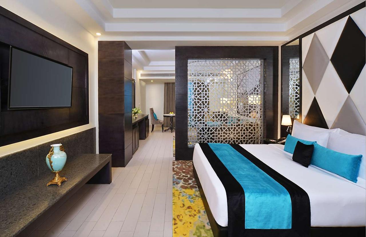 Radisson Chandigarh Zirakpur Buitenkant foto Suite