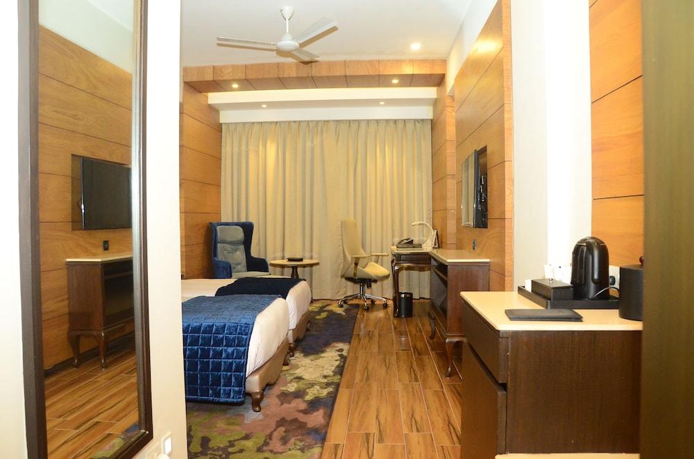 Radisson Chandigarh Zirakpur Buitenkant foto A room at the hotel