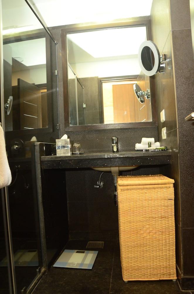 Radisson Chandigarh Zirakpur Buitenkant foto Bathroom