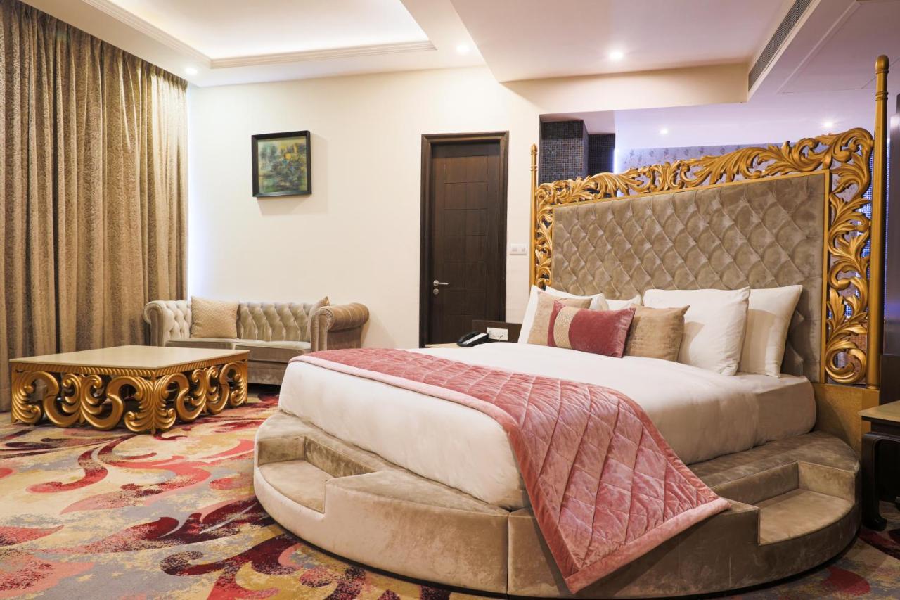 Radisson Chandigarh Zirakpur Buitenkant foto A suite at the Taj Bengal