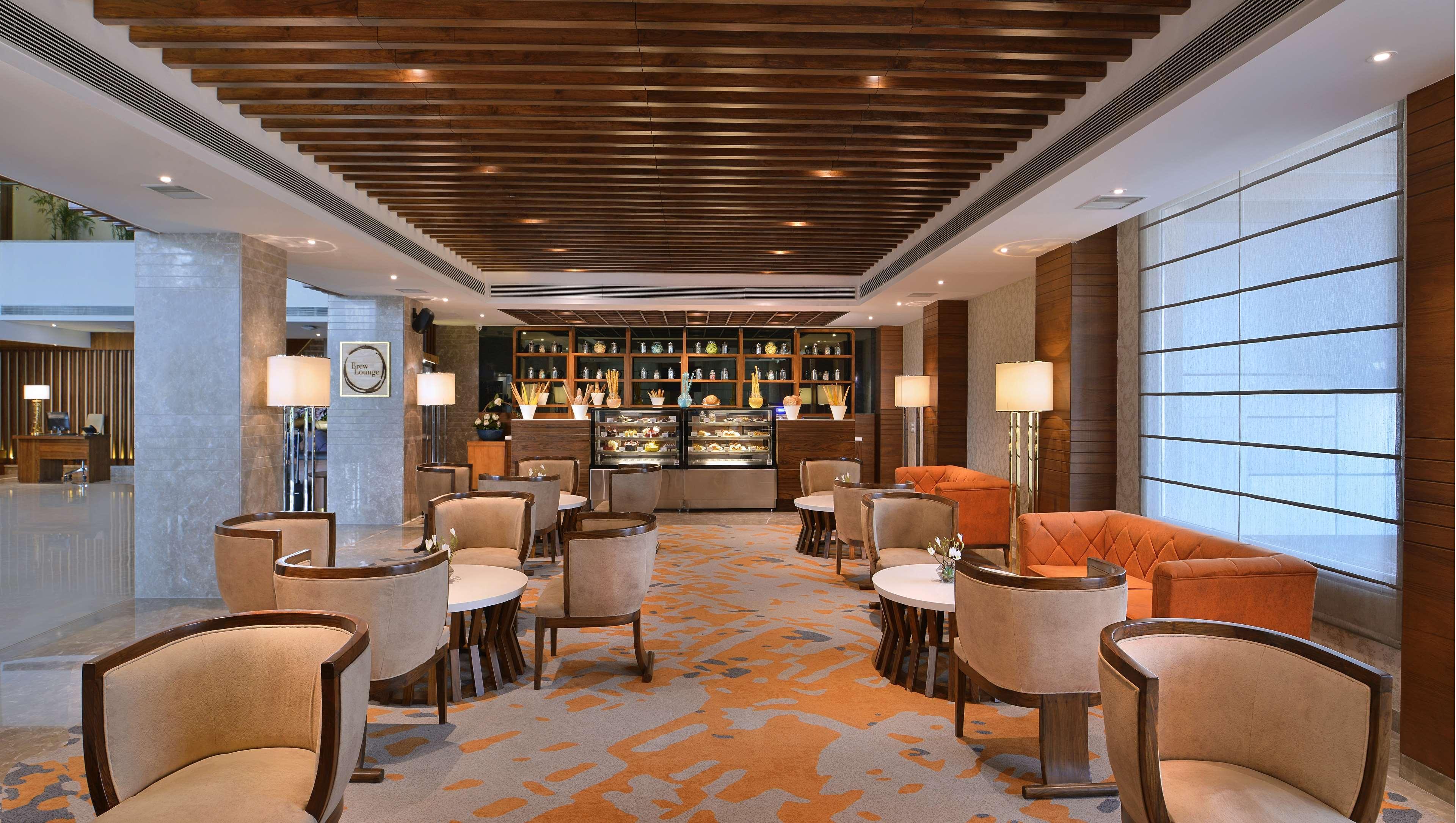 Radisson Chandigarh Zirakpur Buitenkant foto The Lounge at the airport