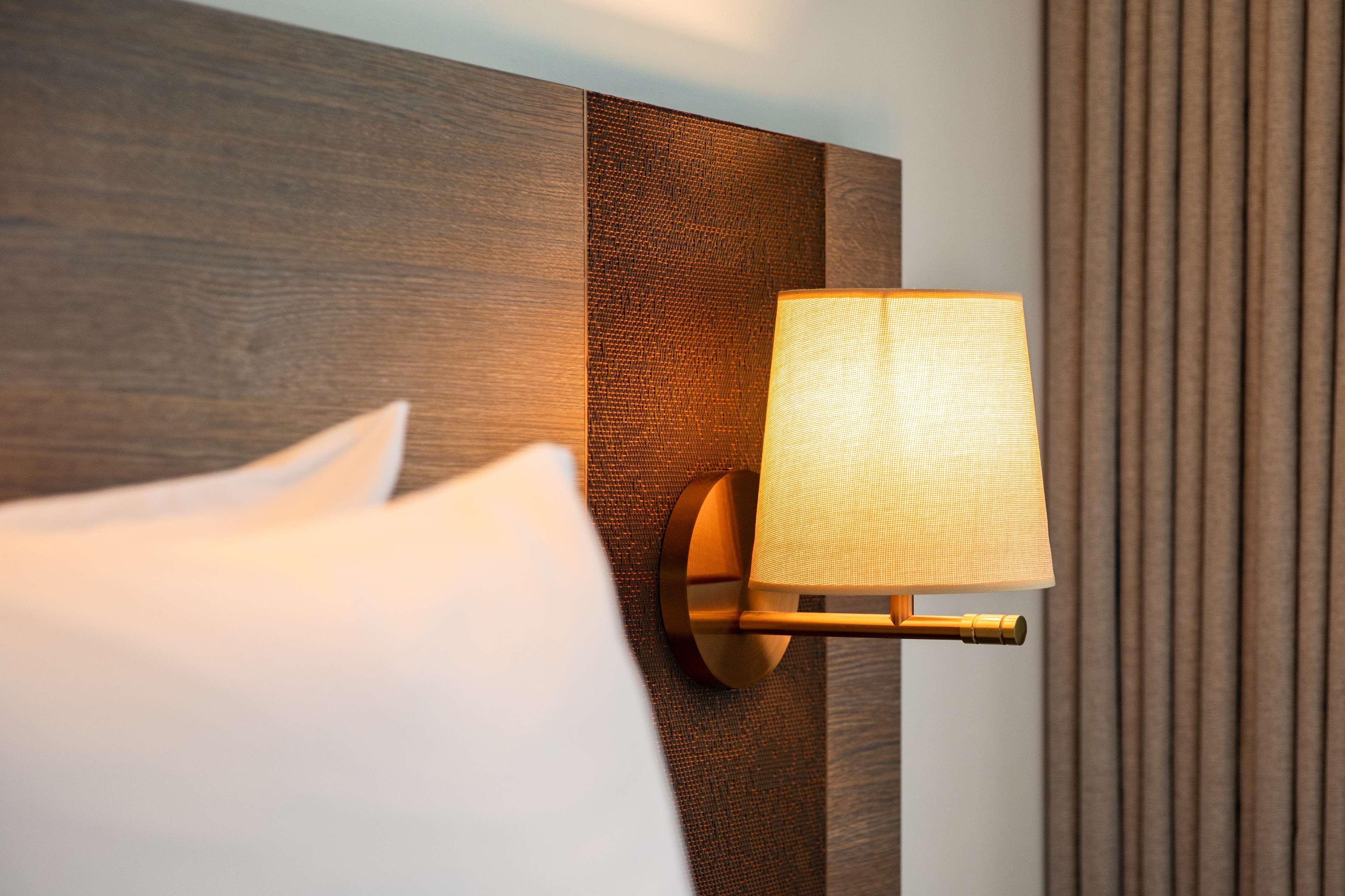 Radisson Chandigarh Zirakpur Buitenkant foto A wall light
