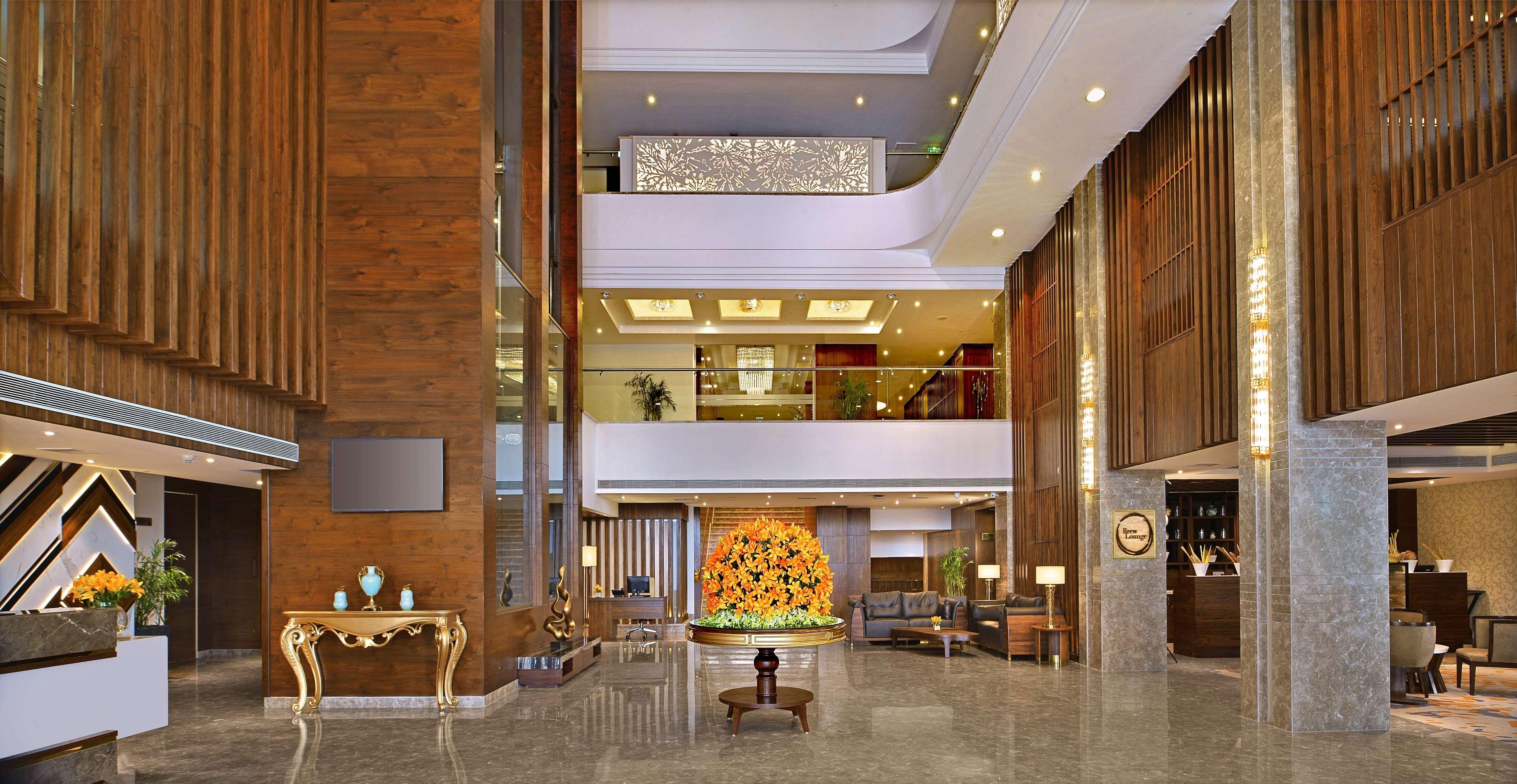 Radisson Chandigarh Zirakpur Buitenkant foto The lobby of the hotel