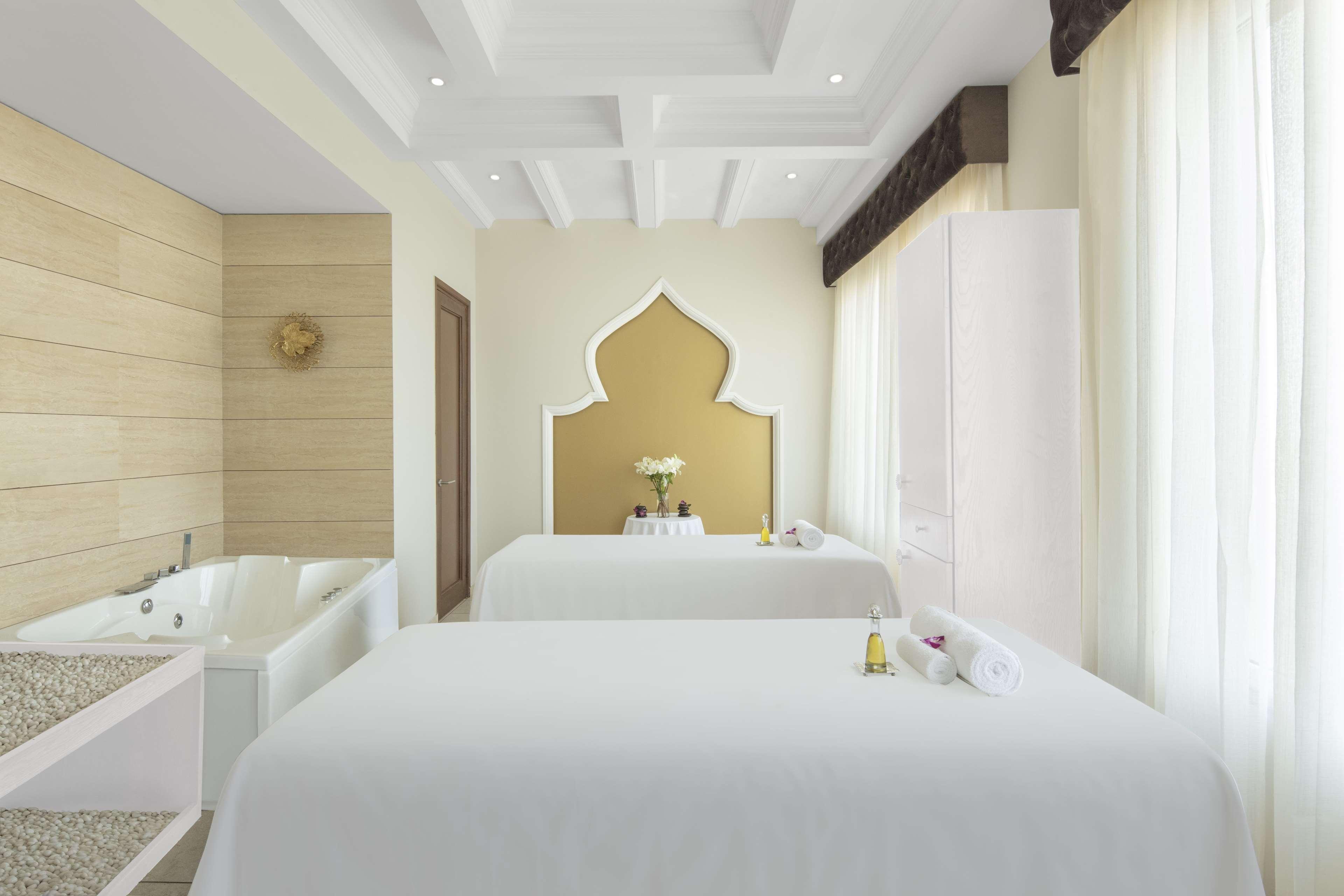 Radisson Chandigarh Zirakpur Buitenkant foto Spa treatment room