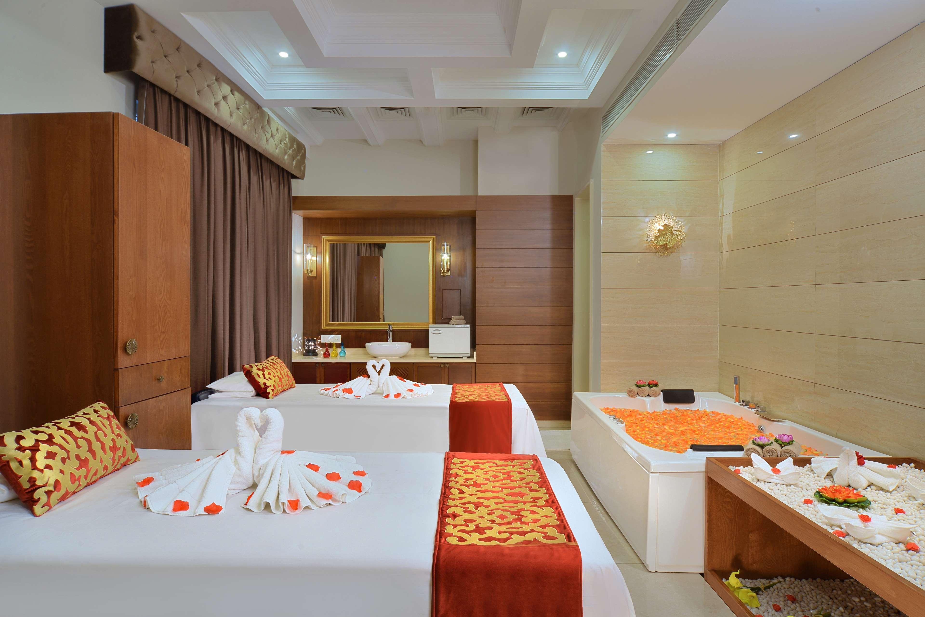 Radisson Chandigarh Zirakpur Buitenkant foto Spa at the Taj Bengal