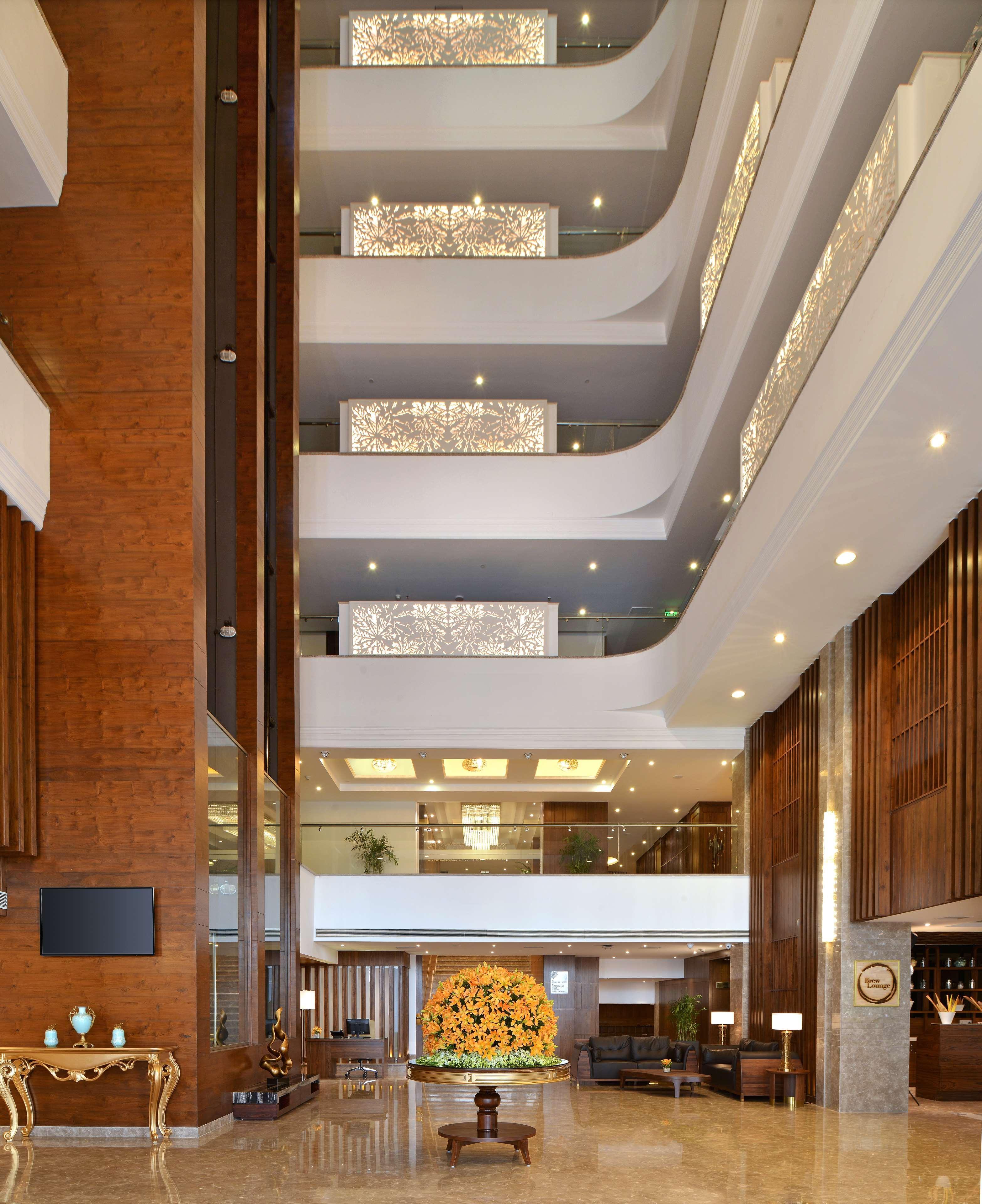 Radisson Chandigarh Zirakpur Buitenkant foto The interior of the hotel