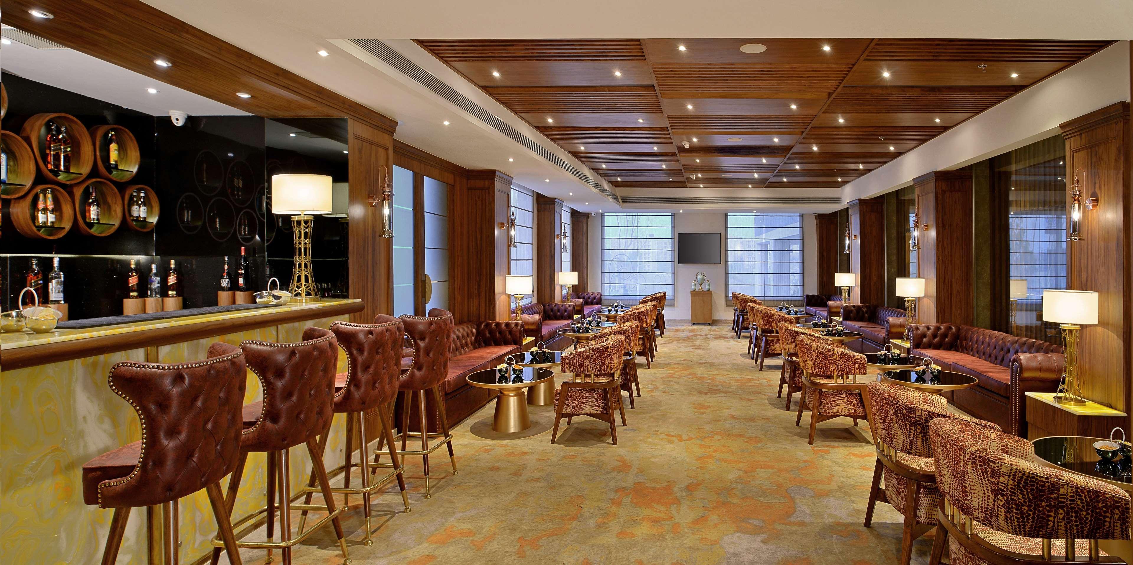 Radisson Chandigarh Zirakpur Buitenkant foto The Bar