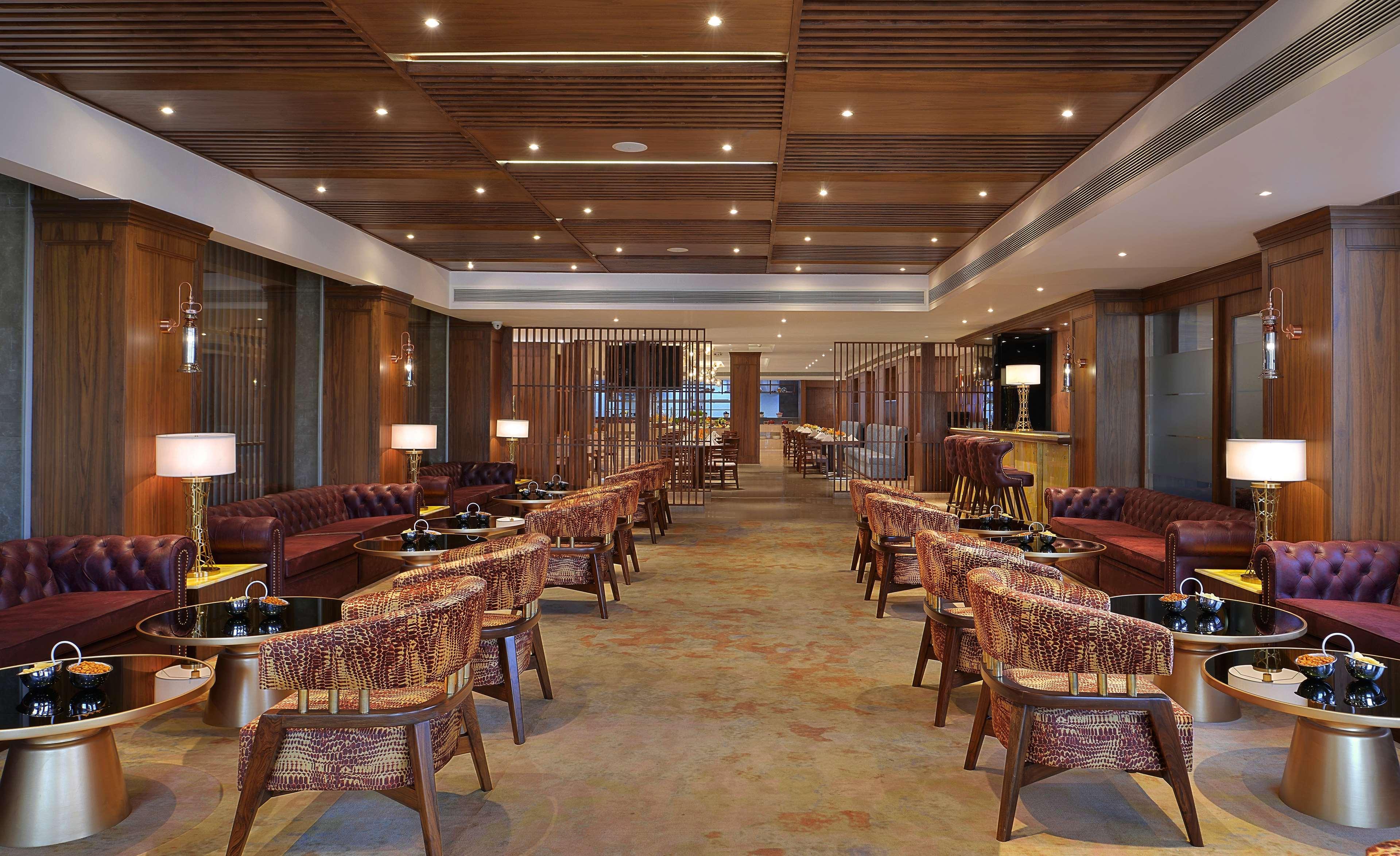 Radisson Chandigarh Zirakpur Buitenkant foto The Lounge at the airport