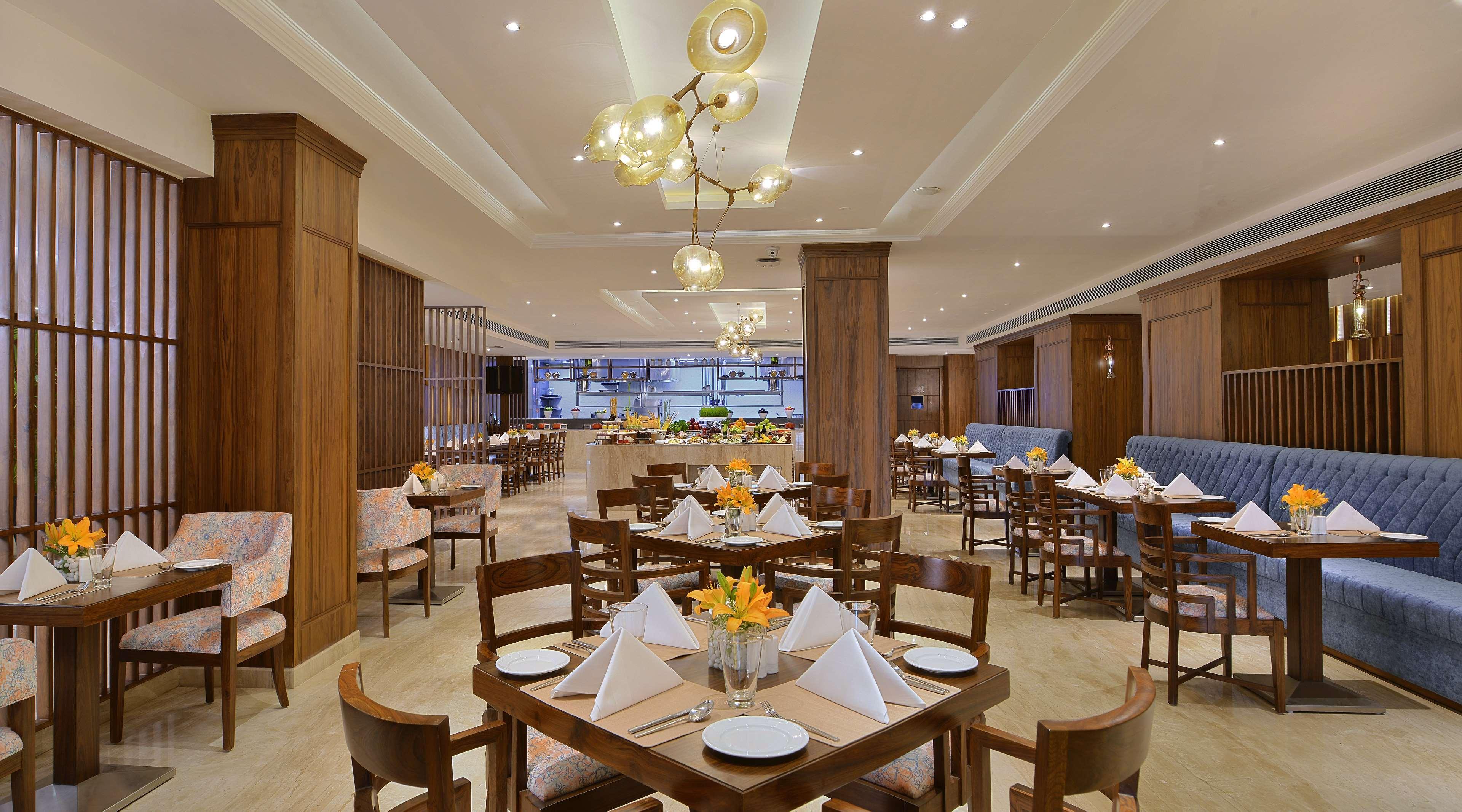 Radisson Chandigarh Zirakpur Buitenkant foto The restaurant at the hotel