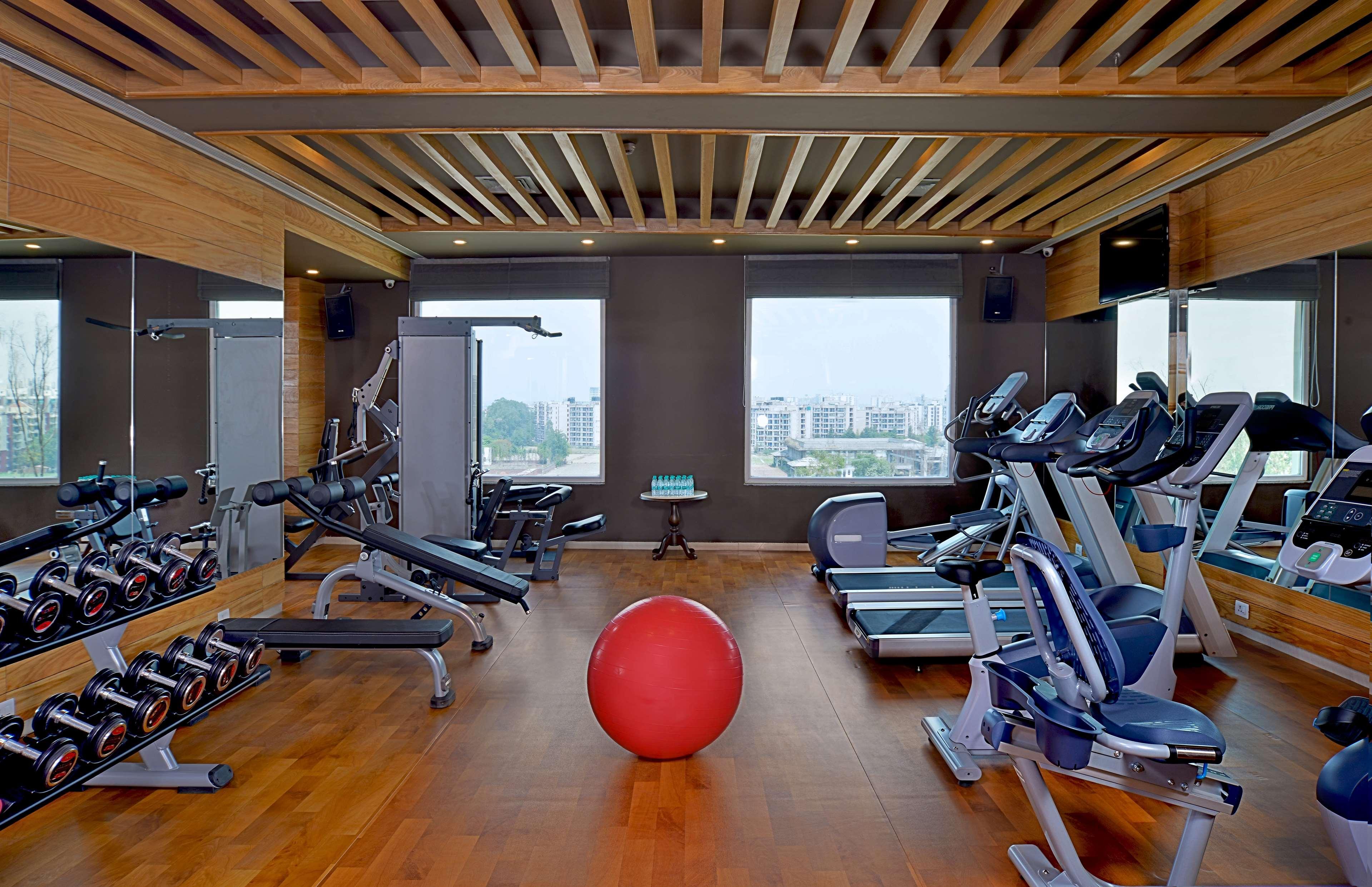 Radisson Chandigarh Zirakpur Buitenkant foto The gym at the hotel