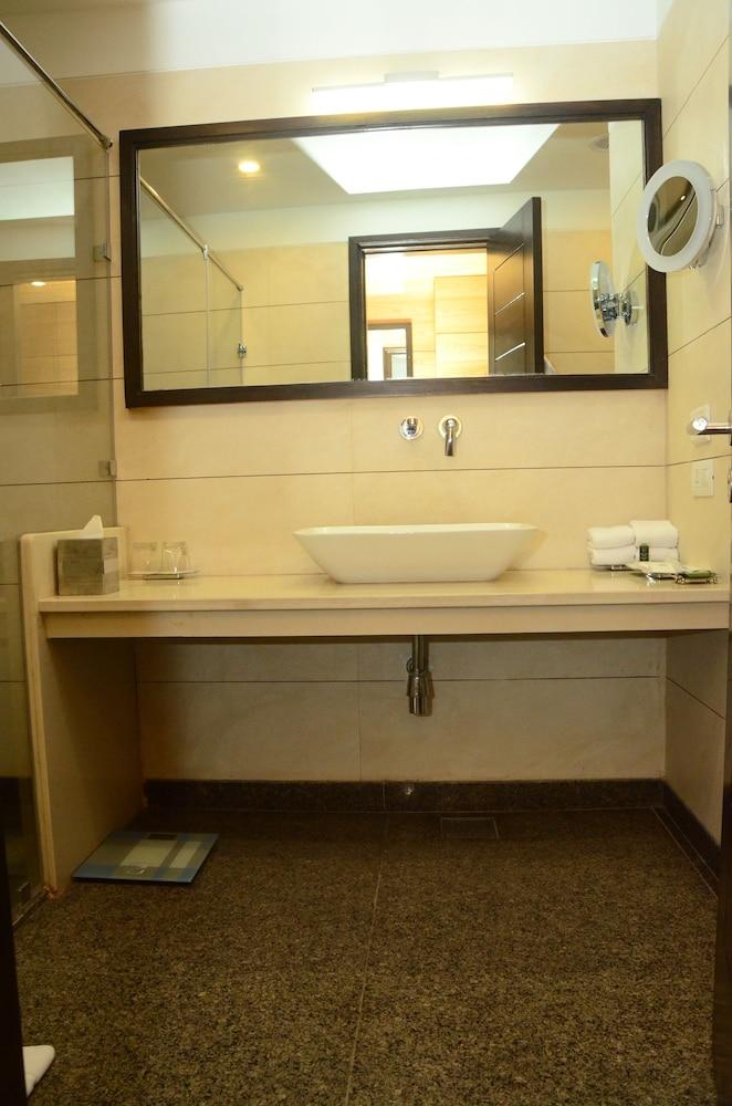 Radisson Chandigarh Zirakpur Buitenkant foto Bathroom
