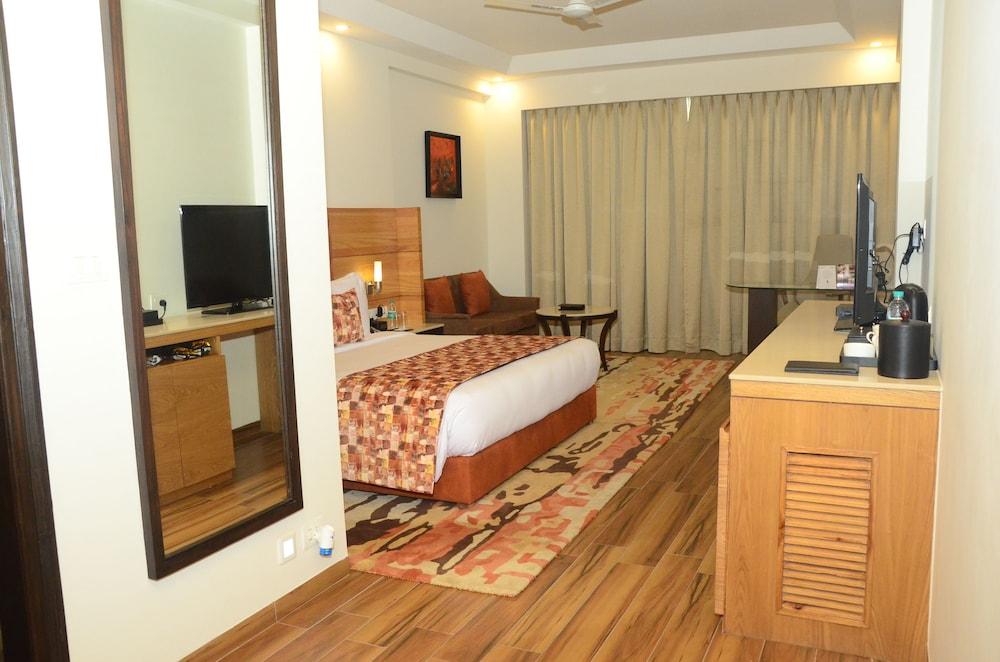 Radisson Chandigarh Zirakpur Buitenkant foto A room at the hotel
