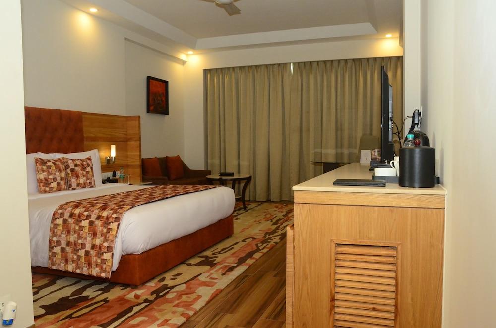 Radisson Chandigarh Zirakpur Buitenkant foto A room at the hotel