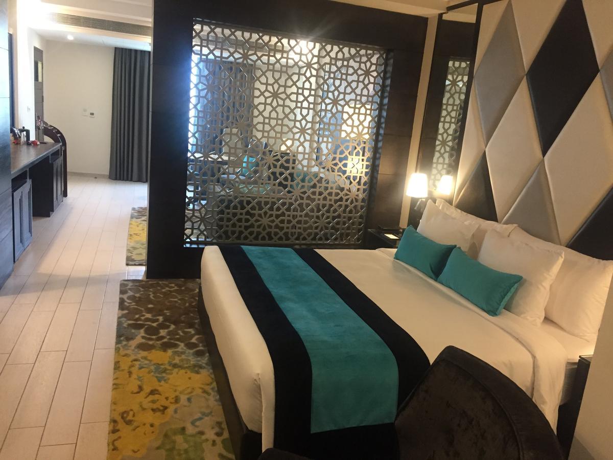 Radisson Chandigarh Zirakpur Buitenkant foto A room at the hotel