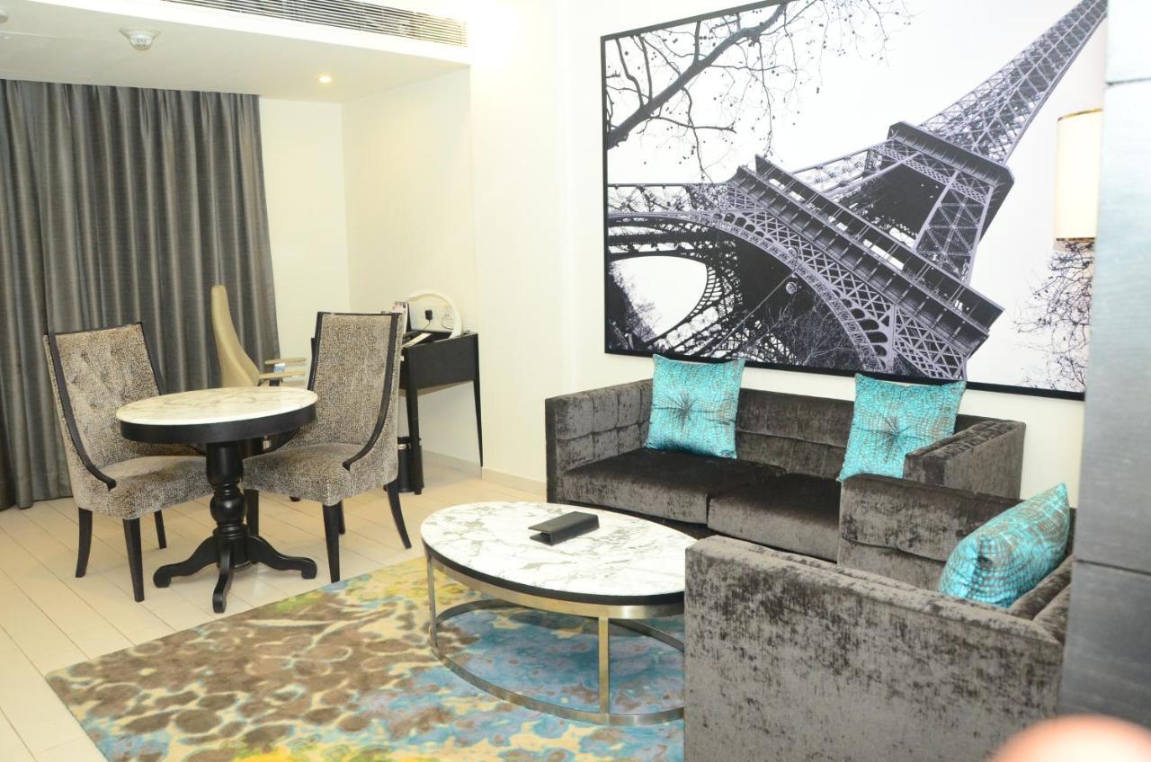 Radisson Chandigarh Zirakpur Buitenkant foto A suite at the hotel