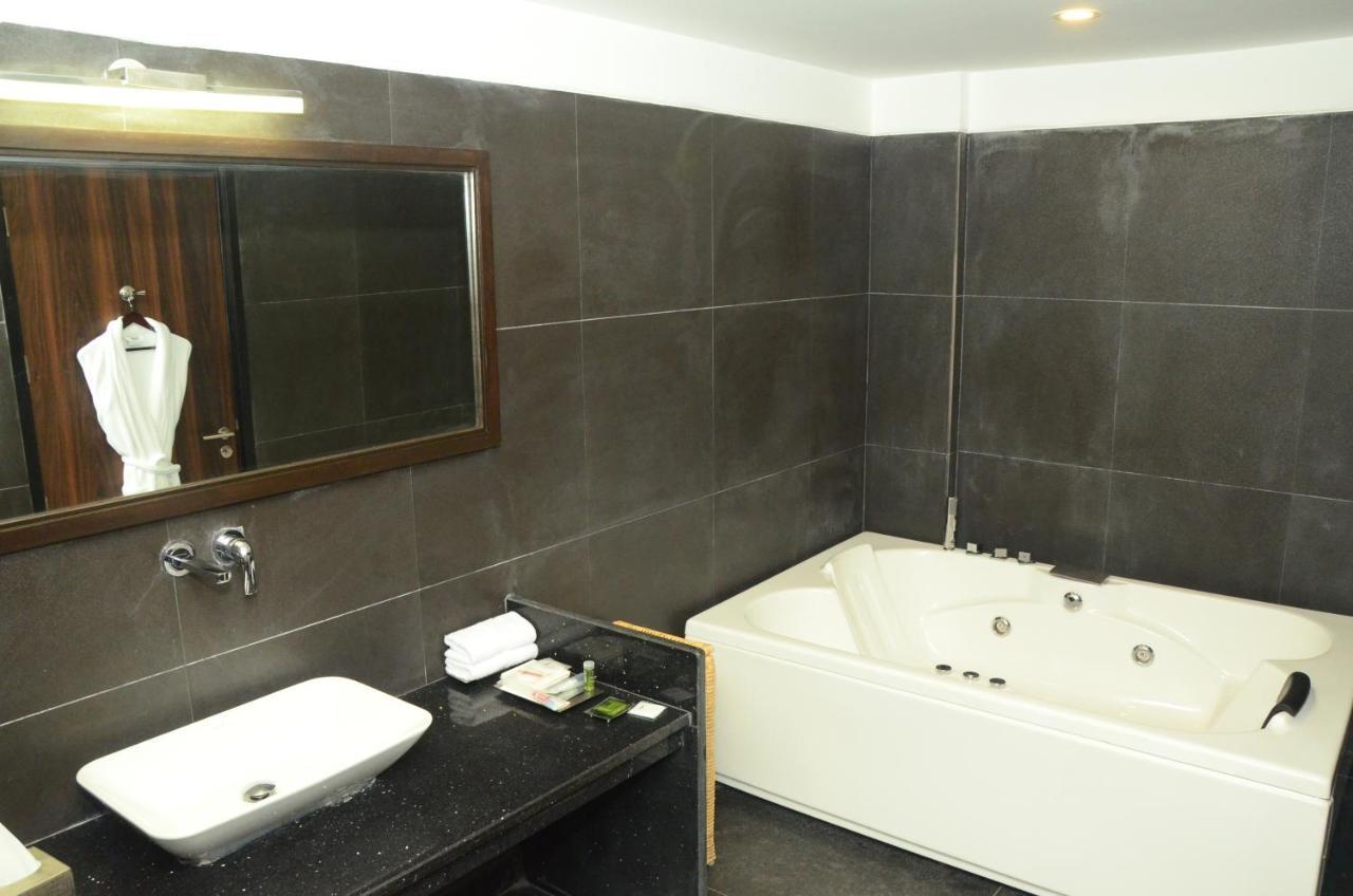 Radisson Chandigarh Zirakpur Kamer foto Bathroom