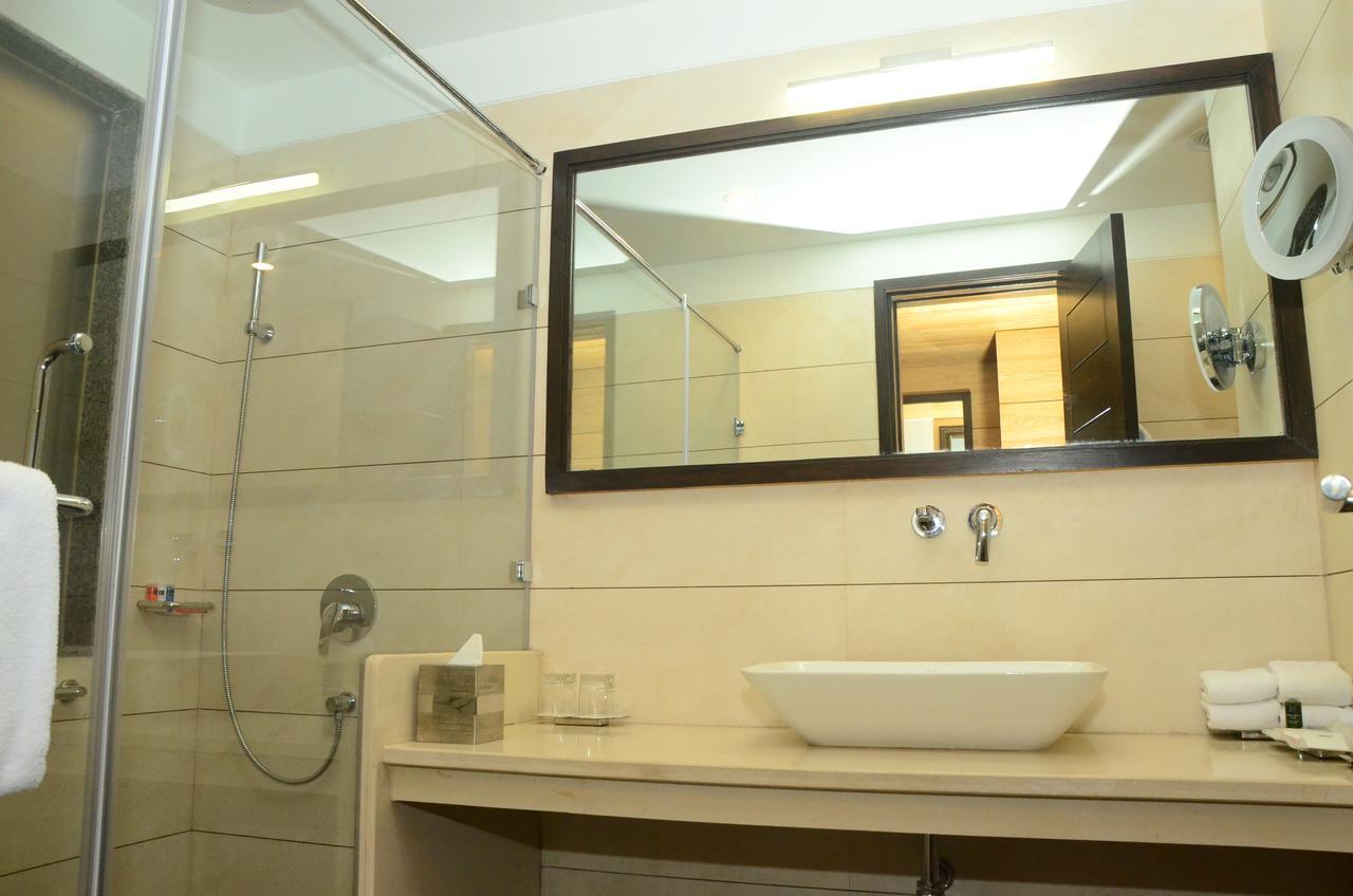 Radisson Chandigarh Zirakpur Buitenkant foto Bathroom